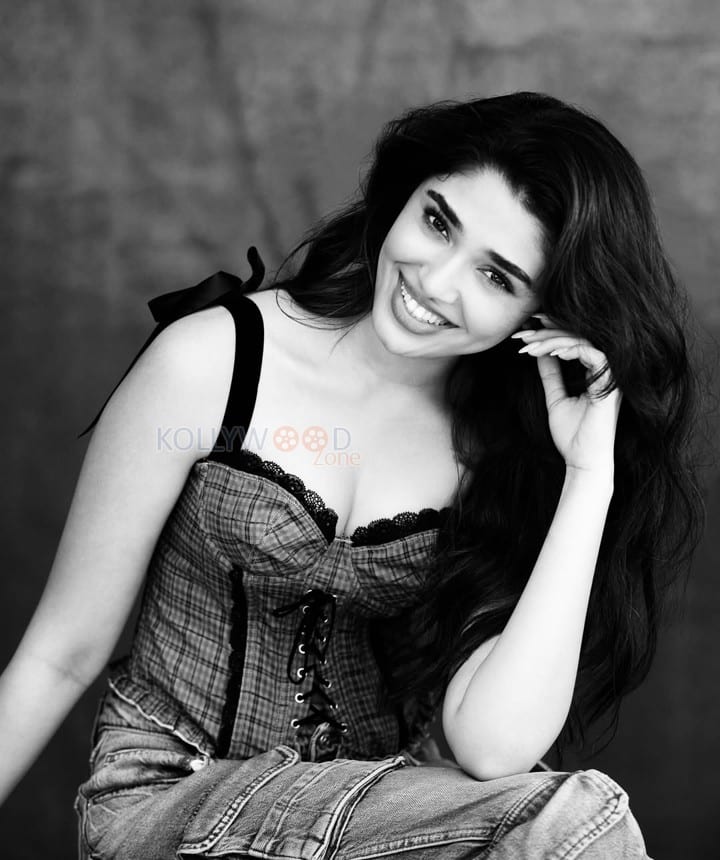 Gorgeous Krithi Shetty in a Green Checked Lace Detail Fitted Crop Top Photos 01