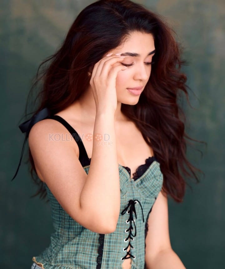 Gorgeous Krithi Shetty in a Green Checked Lace Detail Fitted Crop Top Photos 02