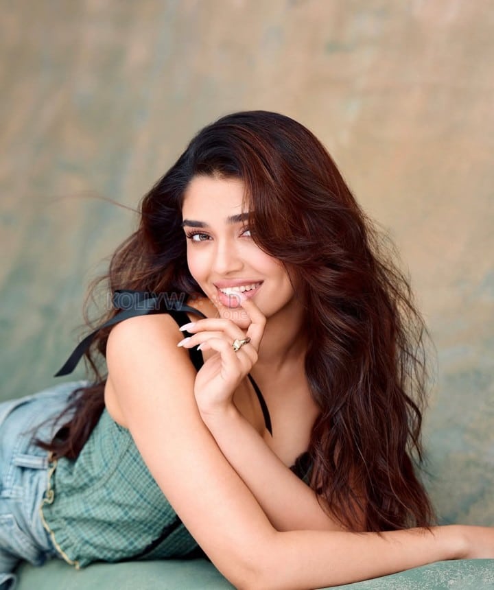Gorgeous Krithi Shetty in a Green Checked Lace Detail Fitted Crop Top Photos 03