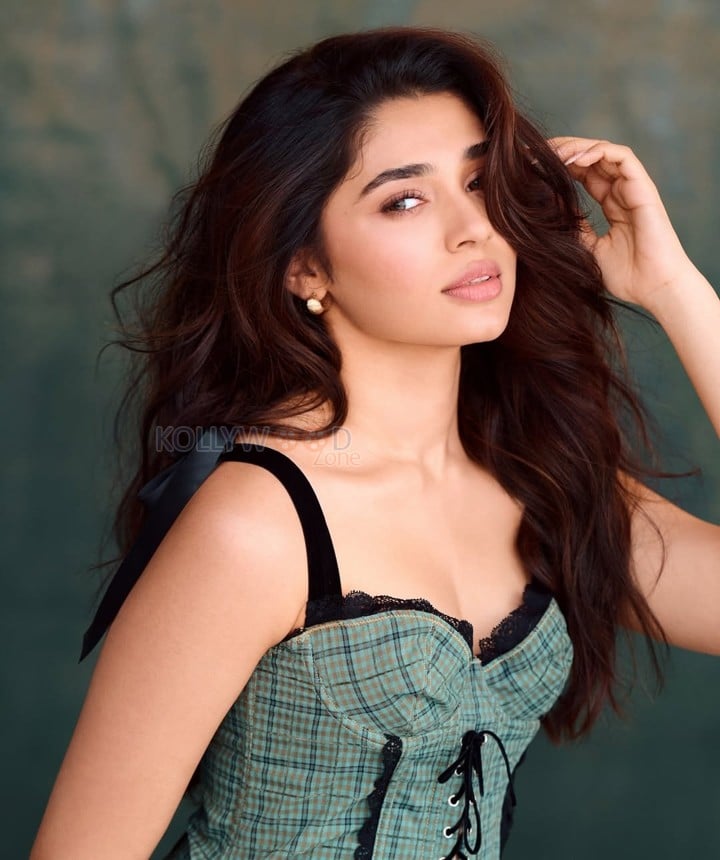 Gorgeous Krithi Shetty in a Green Checked Lace Detail Fitted Crop Top Photos 05