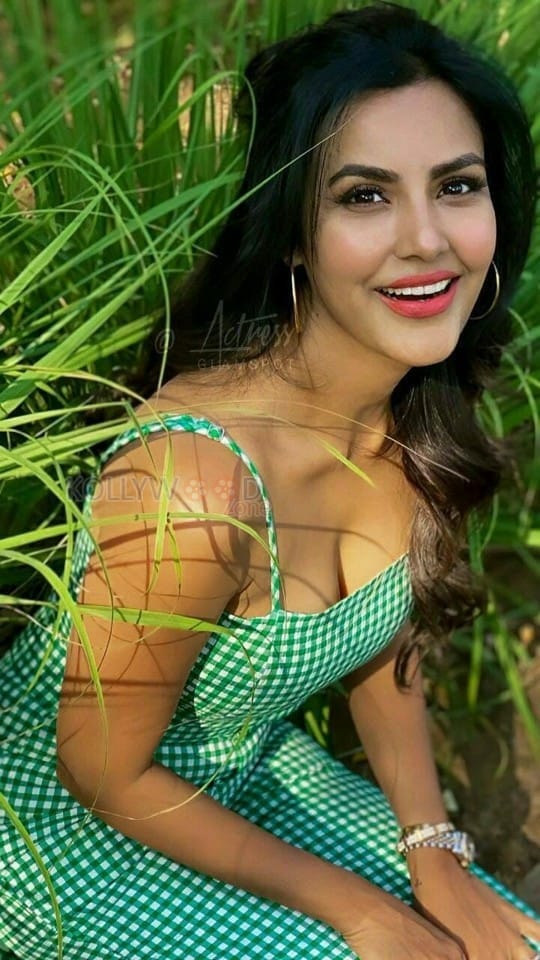 Gorgeous Priya Anand Sexy Pictures