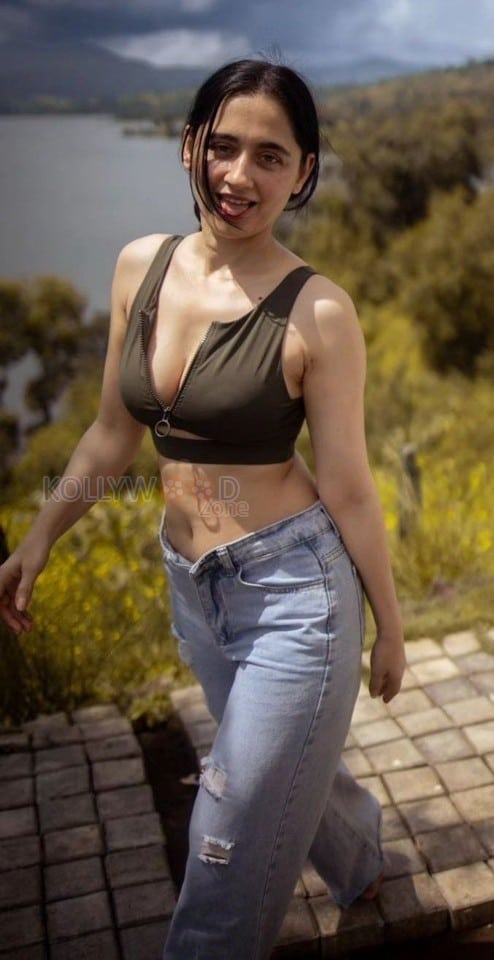 Hot Sanjeeda Sheikh Cleavage in a Short Green Top and Blue Jeans Picture 01