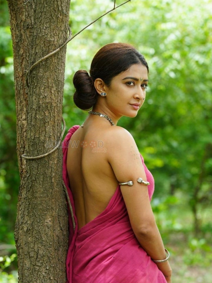 Induvadana Heroine Farnaz Shetty Topless Photos