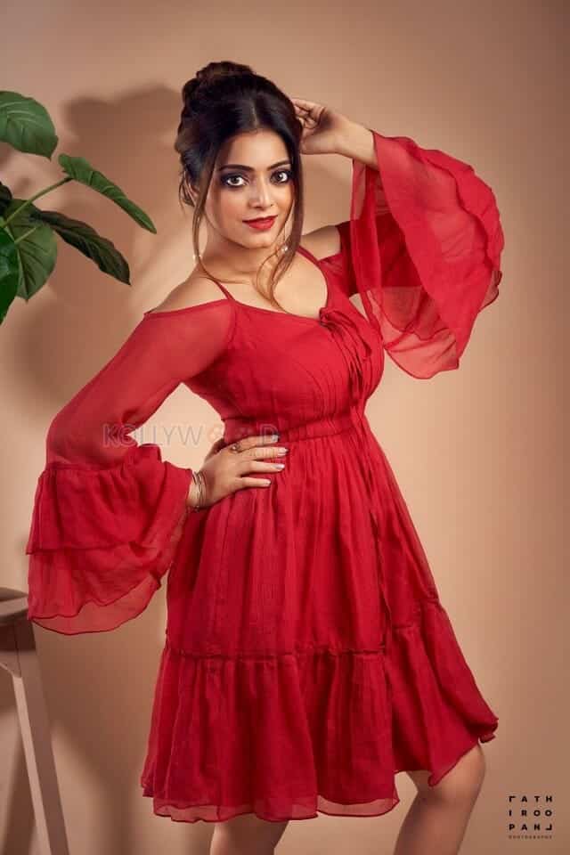 Janani Iyer Red Hot Photoshoot Stills 01