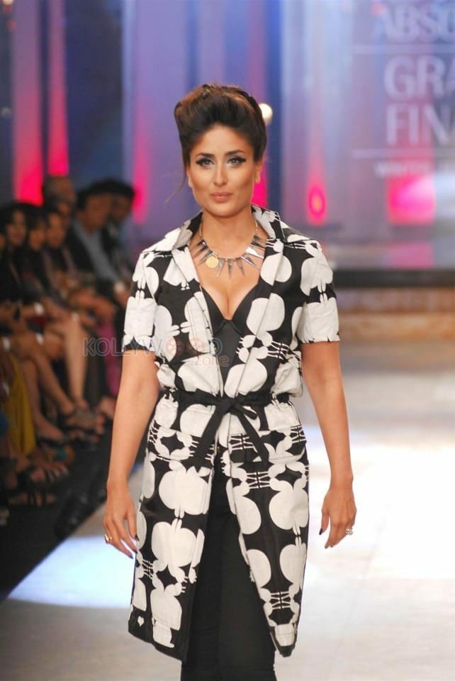 Kareena Kapoor Ramp Walk Pictures From Lakme Fashion Week