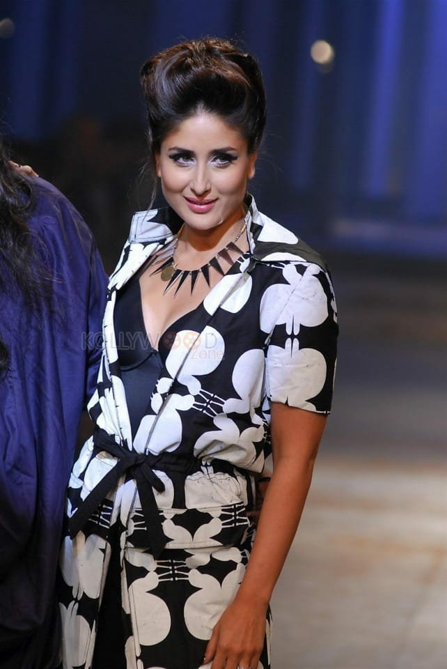 Kareena Kapoor Ramp Walk Pictures From Lakme Fashion Week