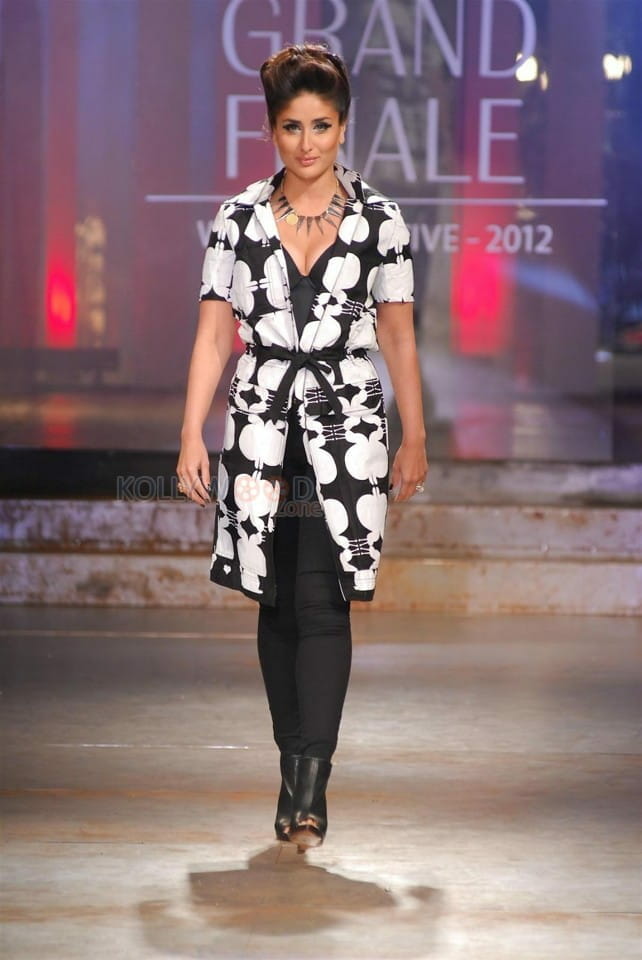 Kareena Kapoor Ramp Walk Pictures From Lakme Fashion Week