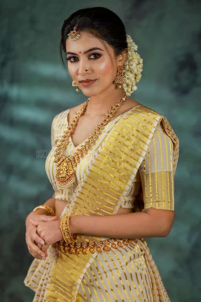 Malayalam Actress Anju Kurian Traditional Photoshoot Pictures 02