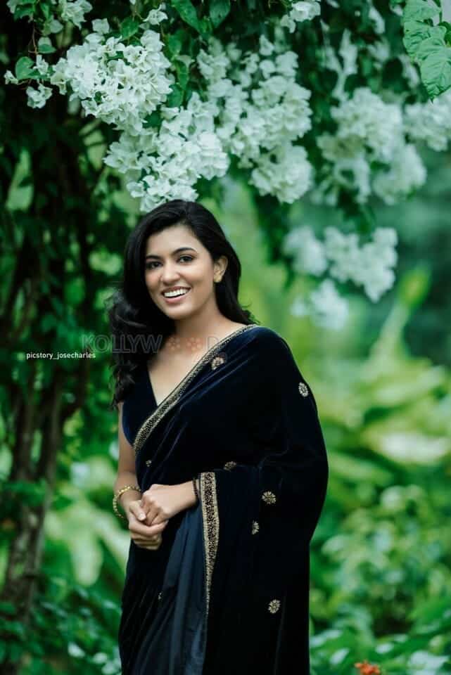 Malayalam Actress Anju Kurian in a Black Saree Photoshoot Stills 01