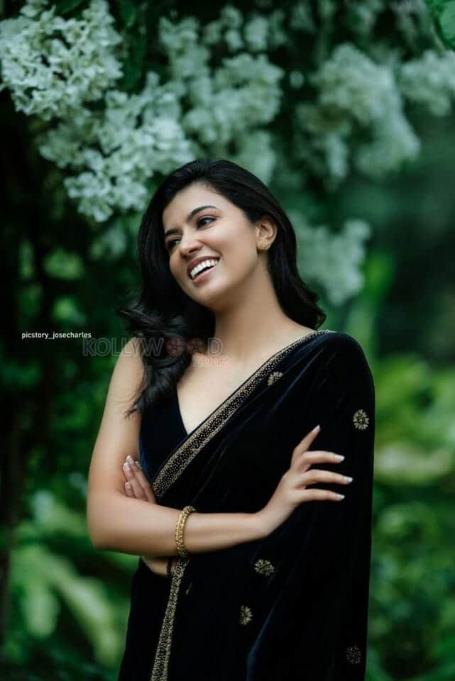 Malayalam Actress Anju Kurian in a Black Saree Photoshoot Stills 02