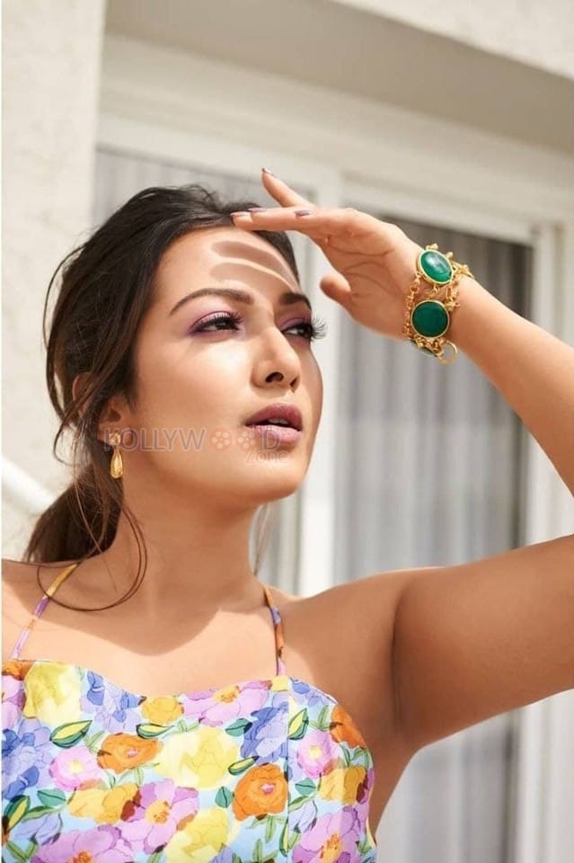 Malayalam Actress Catherine Tresa Sexy New Photos