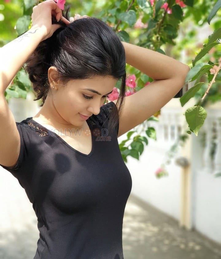 Meppadiyan Anju Kurian Beautiful Pic