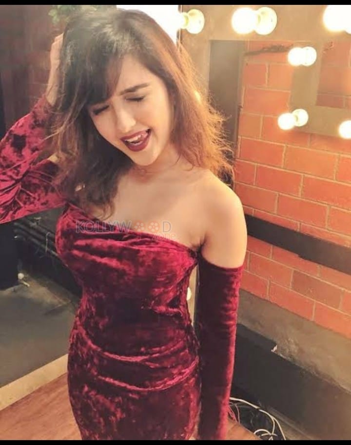 New Zealand Singer Shirley Setia Sexy Pictures 09
