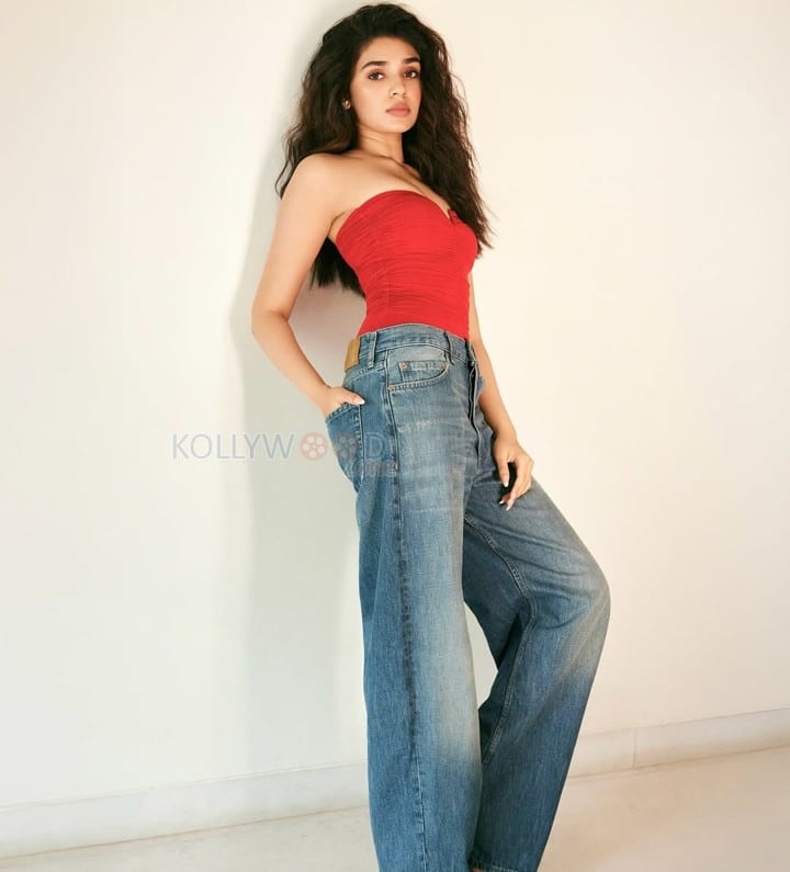 Sexy Krithi Shetty in a Red Strapless Top and Denim Jeans Pictures 05