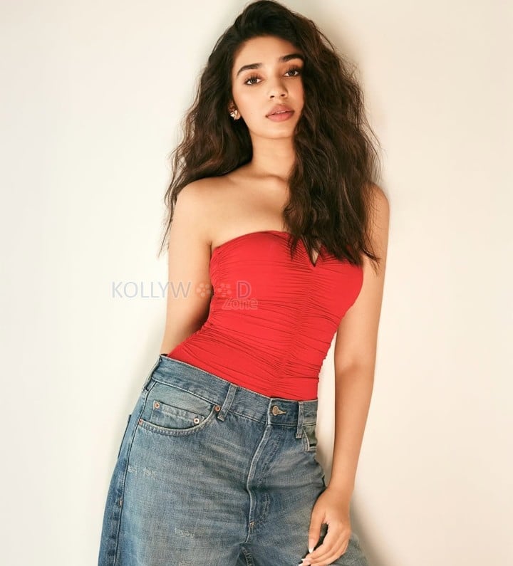 Sexy Krithi Shetty in a Red Strapless Top and Denim Jeans Pictures 08