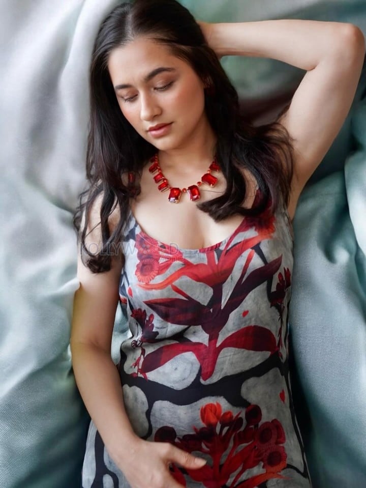 Sexy Sanjeeda Shaikh in a Black Floral Dress with Red and Black Patterns Photos 01