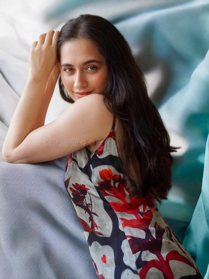 Sexy Sanjeeda Shaikh in a Black Floral Dress with Red and Black Patterns Photos 02