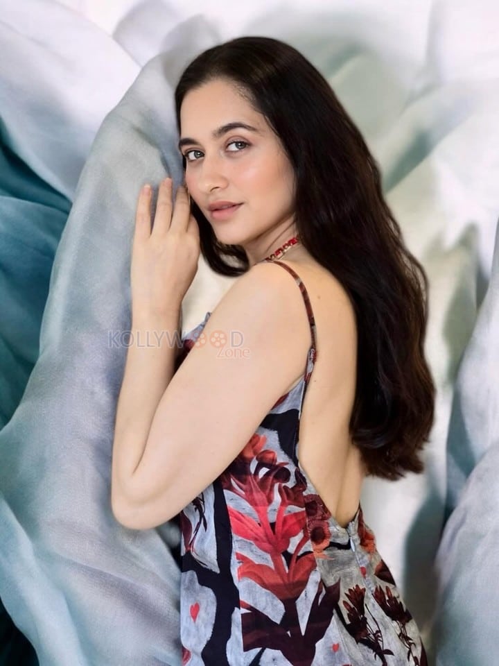 Sexy Sanjeeda Shaikh in a Black Floral Dress with Red and Black Patterns Photos 03