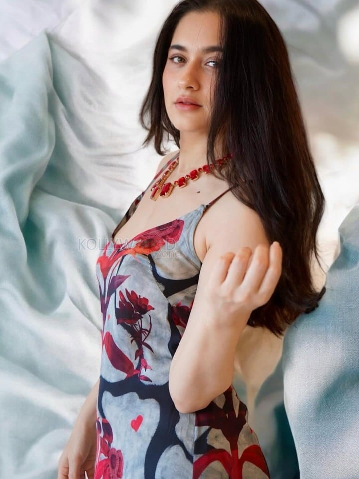 Sexy Sanjeeda Shaikh in a Black Floral Dress with Red and Black Patterns Photos 04