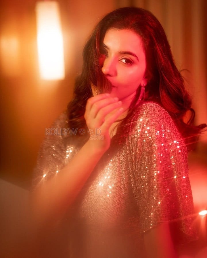 Sparkling Beauty Anju Kurian in a Shimmering Dress Photos 03
