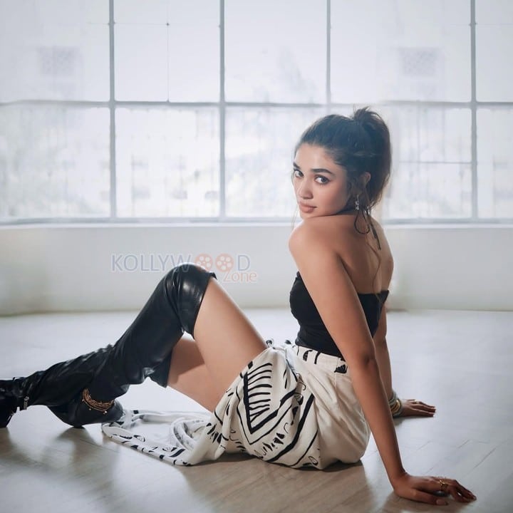 Stunning Krithi Shetty in a Black Strapless Tube Top and Skirt Pictures 02