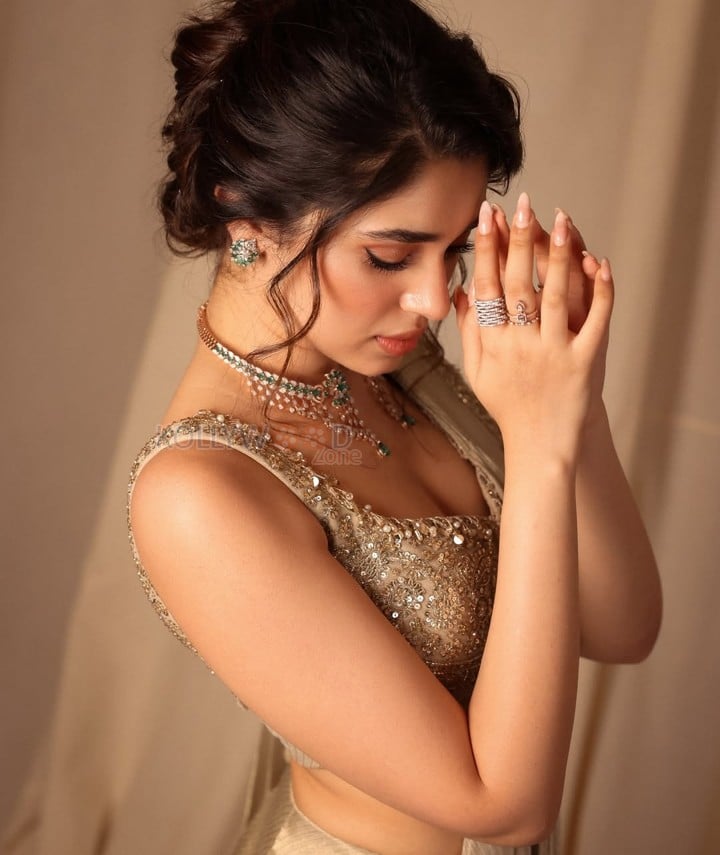 Stunning Krithi Shetty in a Golden Saree and Sleeveless Blouse Photos 08