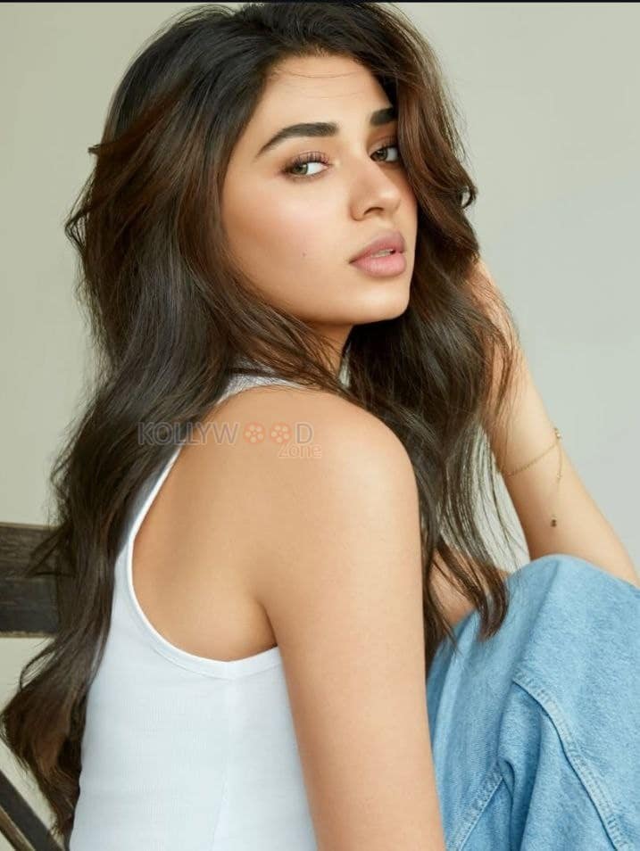 Stunning Krithi Shetty in a White Tank Top and Blue Jeans Photos 01