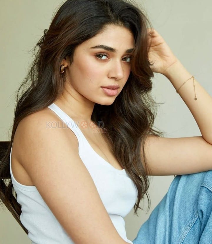 Stunning Krithi Shetty in a White Tank Top and Blue Jeans Photos 02