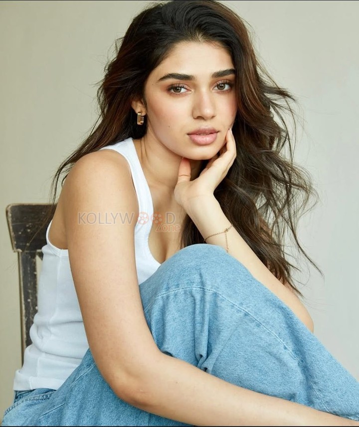 Stunning Krithi Shetty in a White Tank Top and Blue Jeans Photos 04