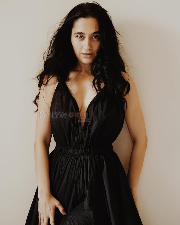 Sultry Hot Sanjeeda Sheikh in a Black Halter Neck Open Back Dress Pictures 02