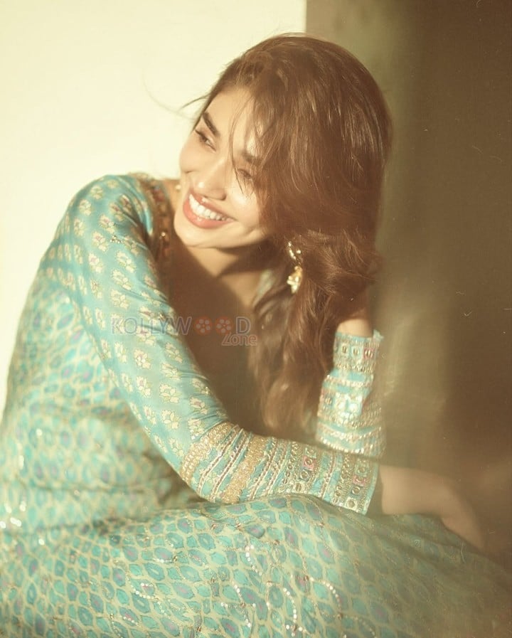Telugu Diva Krithi Shetty in a Traditional Ethnic Kurti Photos 04
