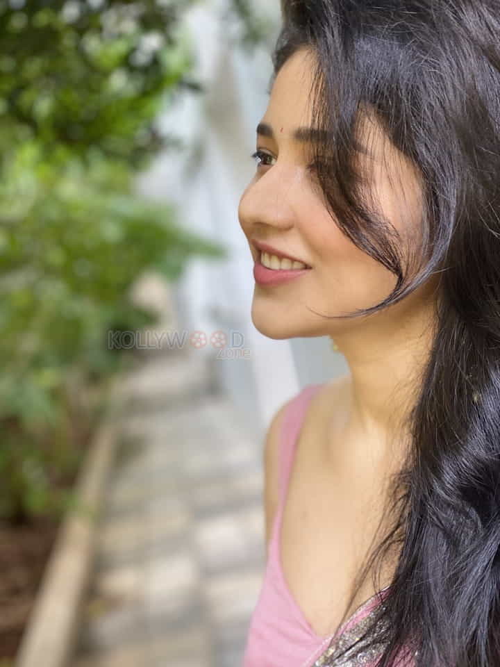 Telugu actress priyanka jawalkar glam photoshoot pictures