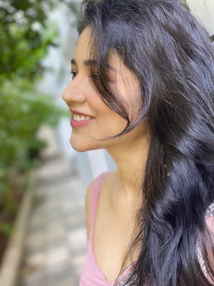 Telugu actress priyanka jawalkar glam photoshoot pictures