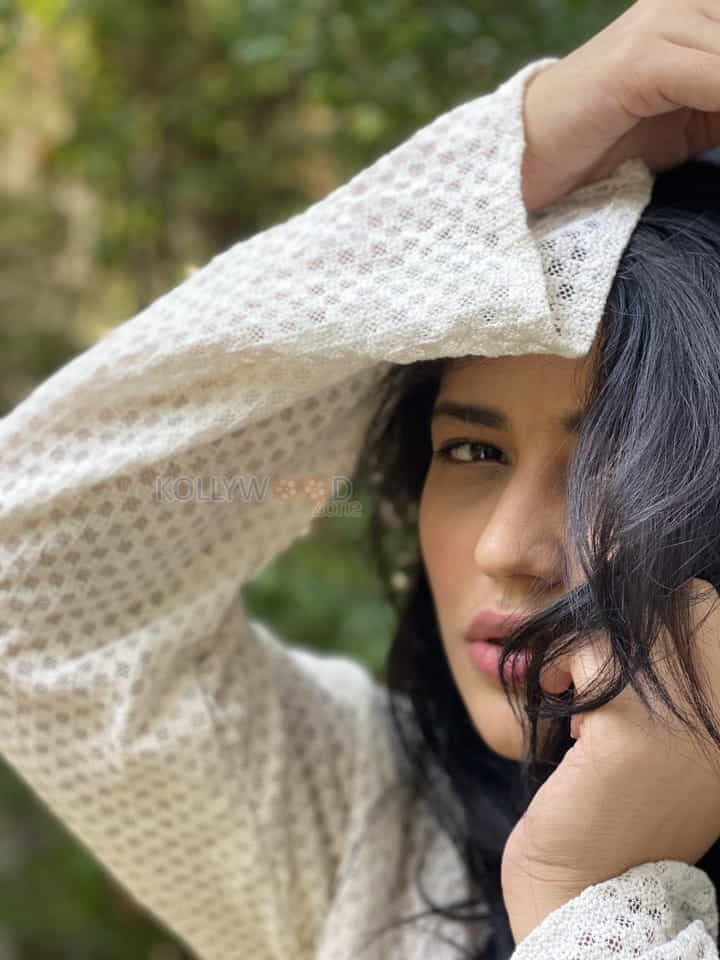 Telugu actress priyanka jawalkar glam photoshoot pictures