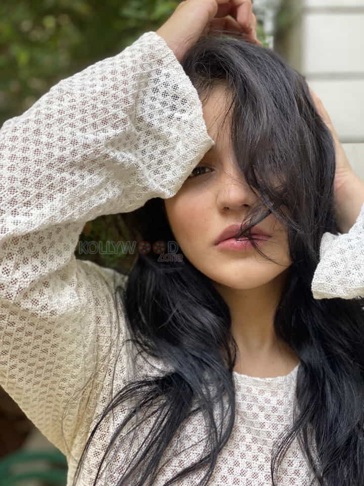 Telugu actress priyanka jawalkar glam photoshoot pictures