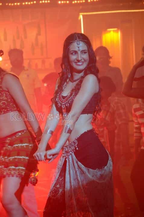 Thikka Movie Heroine Farah Karimi Pictures