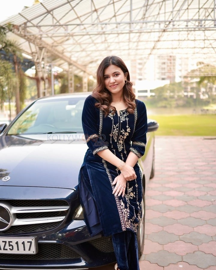 Wolf Actress Anju Kurian Car Photoshoot Pictures 03