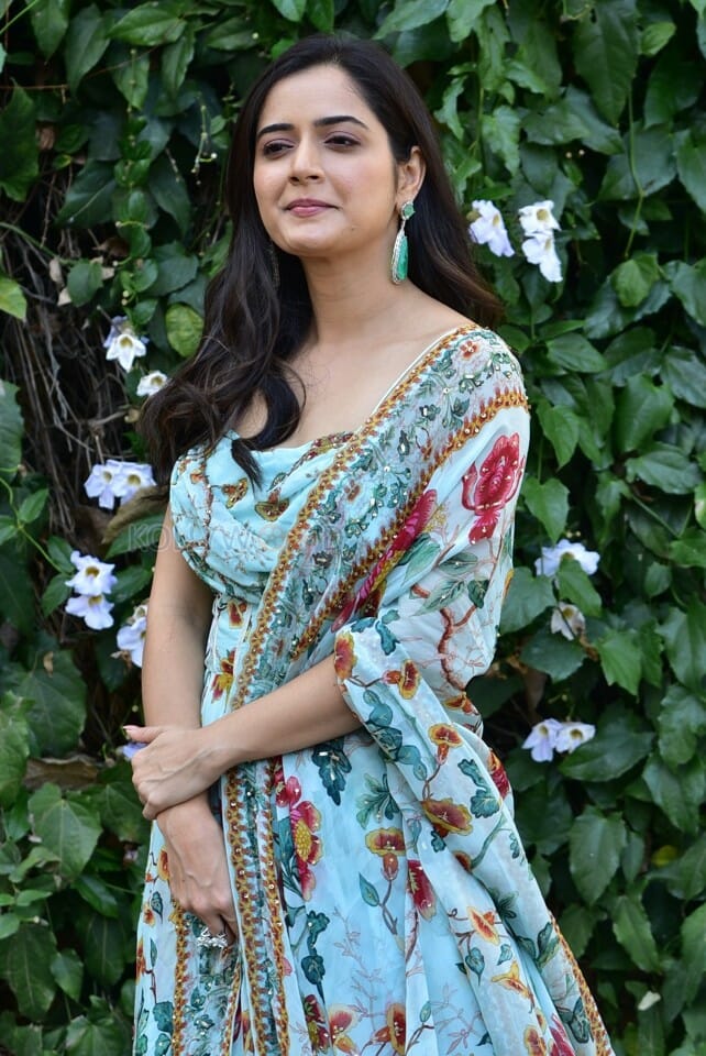 Actress Aashika Ranganath at Amigos Movie Press Meet Pictures 21