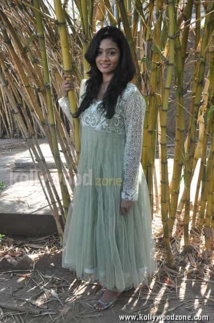 Actress Gayathri Naduvula Konjam Pakkatha Kaanom Photos