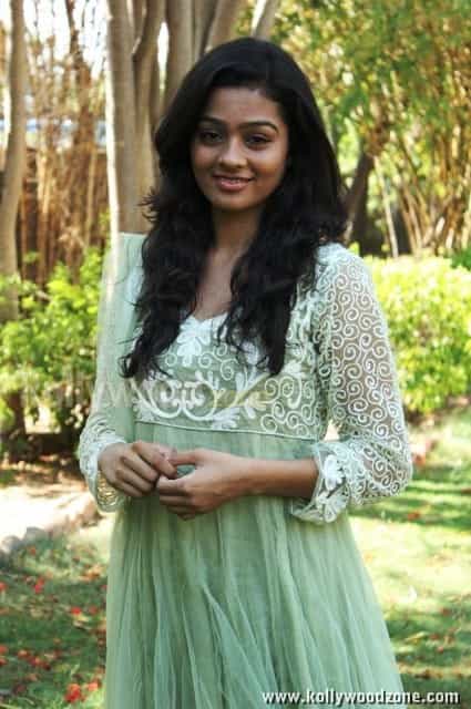 Actress Gayathri Naduvula Konjam Pakkatha Kaanom Photos