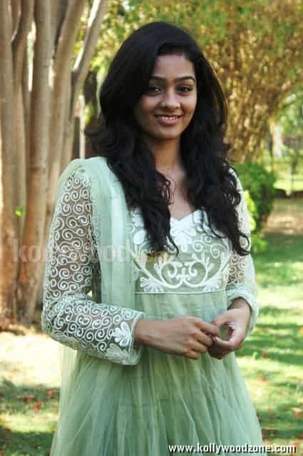Actress Gayathri Naduvula Konjam Pakkatha Kaanom Photos