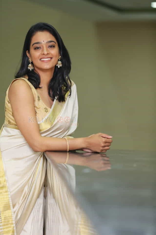 Actress Gayathrie Latest Photoshoot Stills