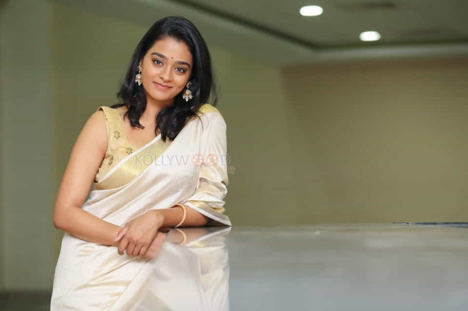 Actress Gayathrie Latest Photoshoot Stills