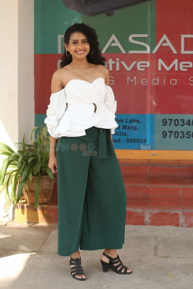 Actress Nithya Naresh Speech At Operation Gold Fish Movie Teaser Launch Photos