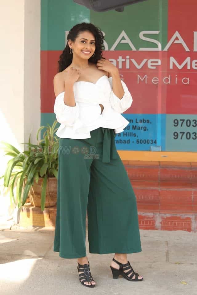 Actress Nithya Naresh Speech At Operation Gold Fish Movie Teaser Launch Photos