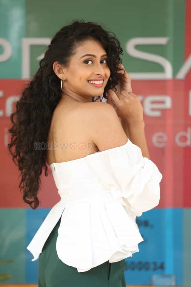Actress Nithya Naresh Speech At Operation Gold Fish Movie Teaser Launch Photos