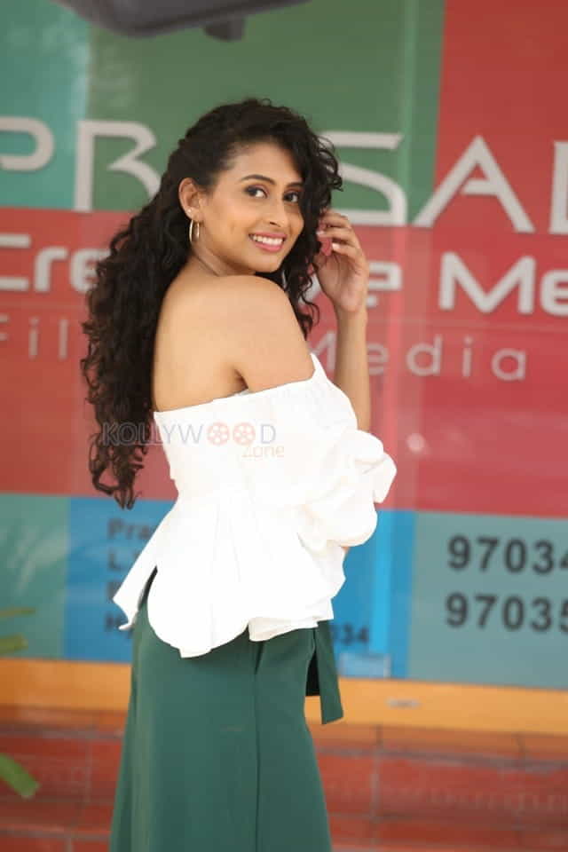 Actress Nithya Naresh Speech At Operation Gold Fish Movie Teaser Launch Photos