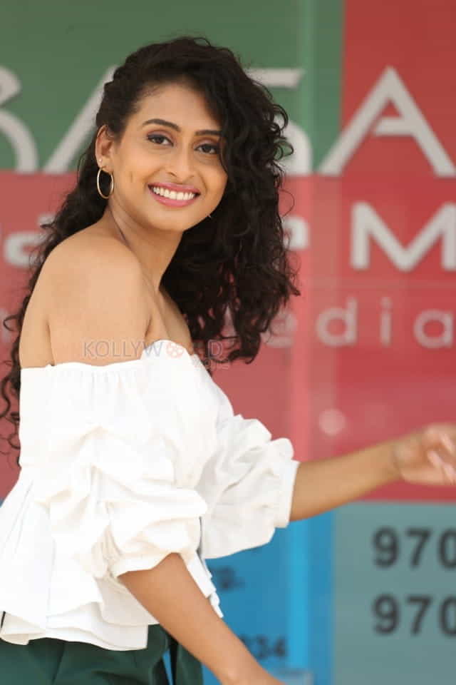 Actress Nithya Naresh Speech At Operation Gold Fish Movie Teaser Launch Photos