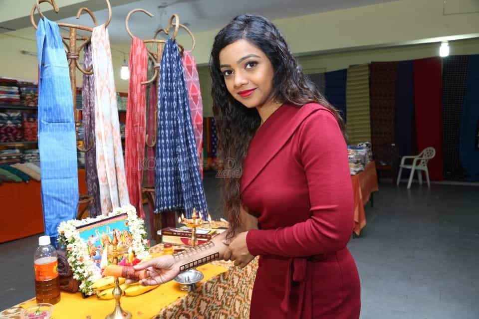 Actress Nitya Shetty At Ikat Art Mela In Secundrabad Photos