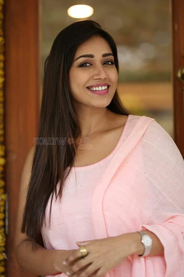 Actress Nivetha Pethuraj at Dhamki Interview Pictures 36